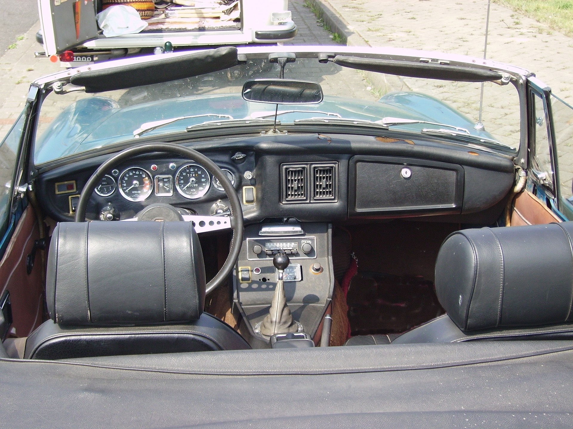 Tableau de bord d’un roadster MGB à conduite à droite