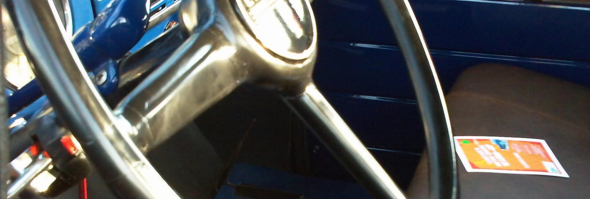 Volant et tableau de bord d’une voiture ancienne bleue