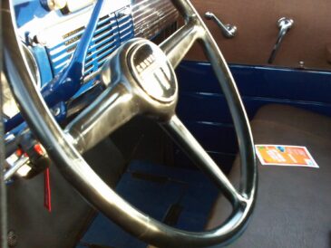Volant et tableau de bord d’une voiture ancienne bleue