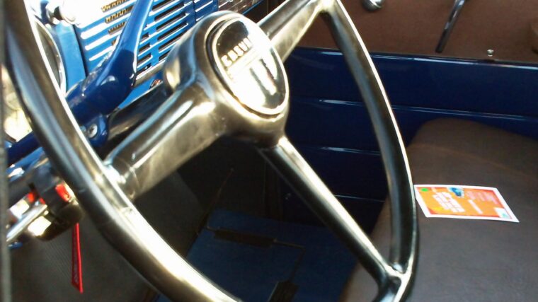 Volant et tableau de bord d’une voiture ancienne bleue
