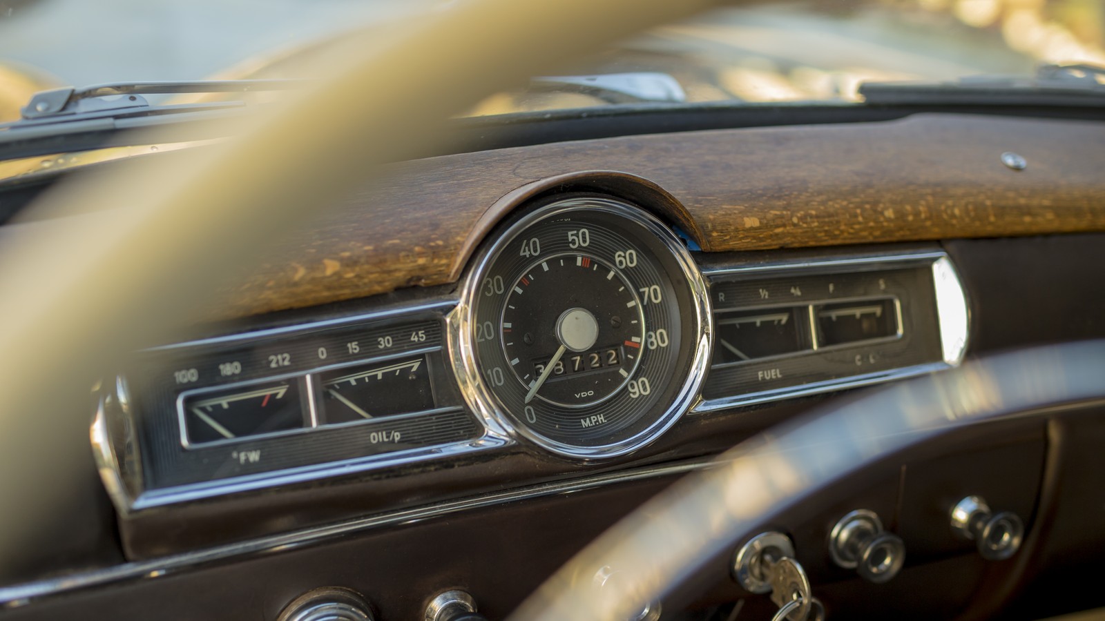 Tableau de bord d’une voiture ancienne utilisée sur route