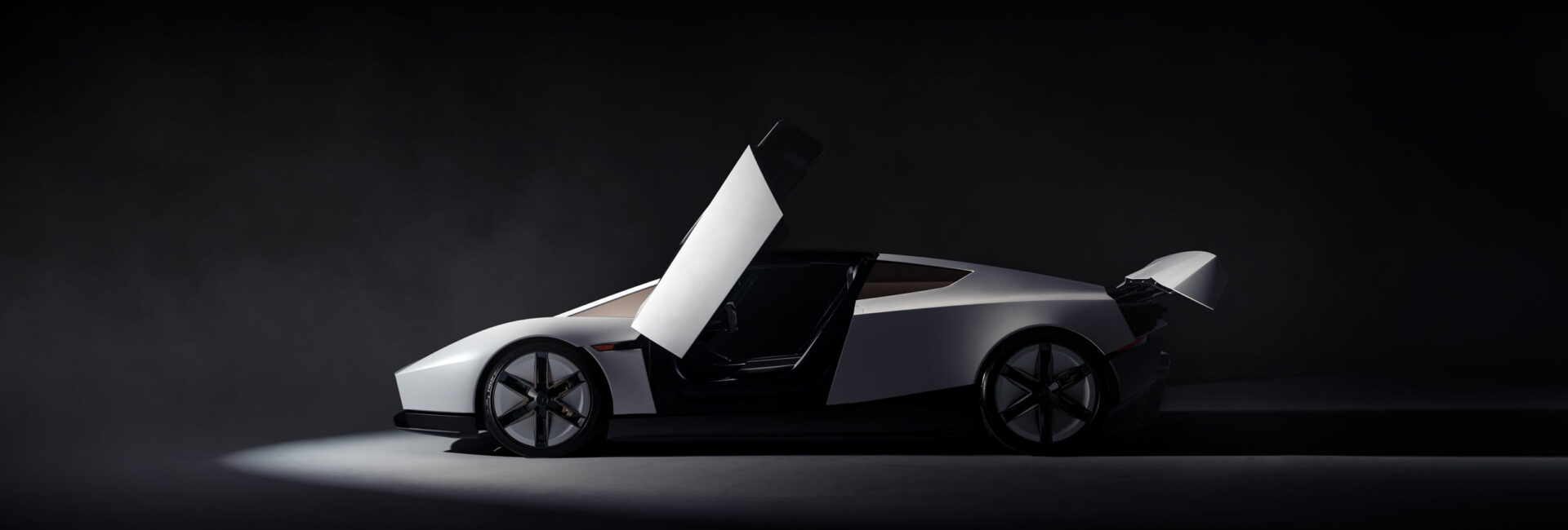 Nouveau Tesla Roadster blanc de profil avec ses portes ouvertes