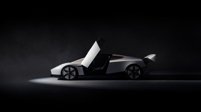 Nouveau Tesla Roadster blanc de profil avec ses portes ouvertes