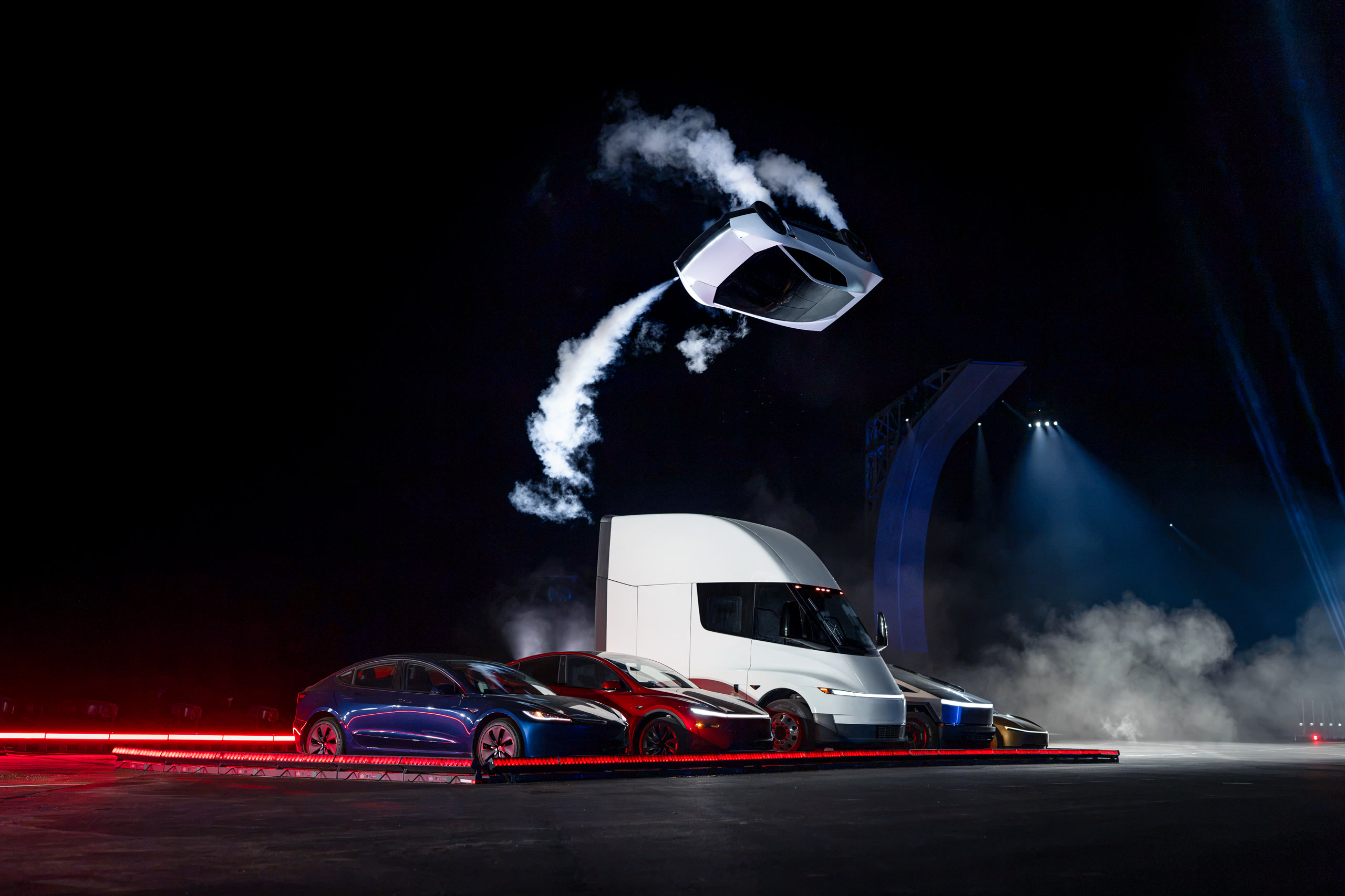 Nouveau Tesla Roadster blanc effectuant une rotation en l’air grâce à ses propulseurs