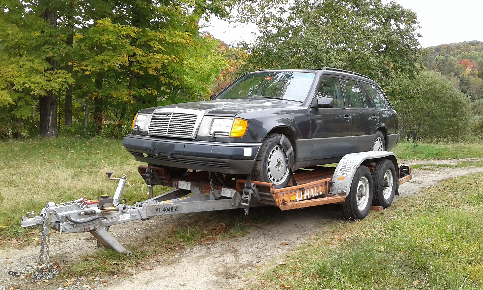 Voiture transportée sur une remorque porte-voiture