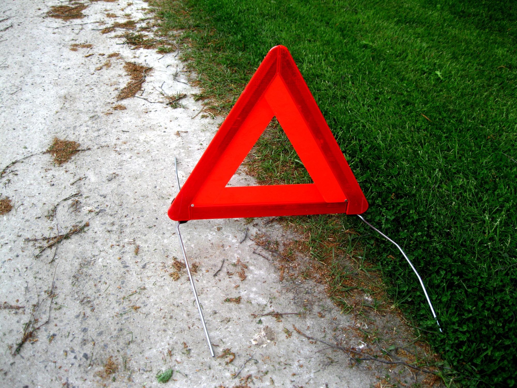 Triangle de présignalisation rouge à conserver à bord sans le poser sur l’autoroute