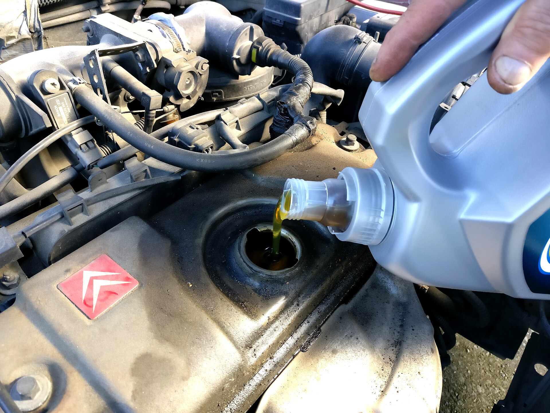 Huile moteur versée dans un moteur automobile lors d’une vidange