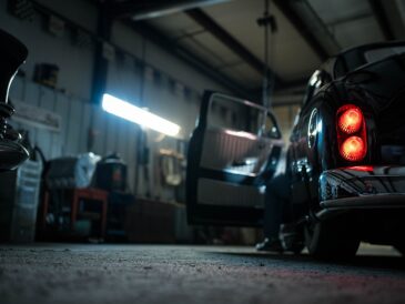 Voiture ancienne stationnée dans un garage sombre