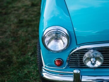 Phare et calandre chromée d’une voiture ancienne turquoise