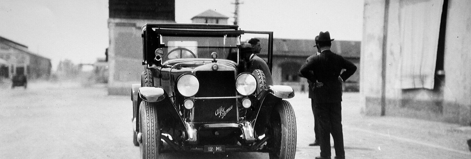 Automobile Alfa Romeo ancienne photographiée dans une usine italienne