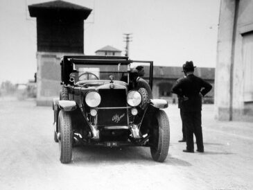 Automobile Alfa Romeo ancienne photographiée dans une usine italienne