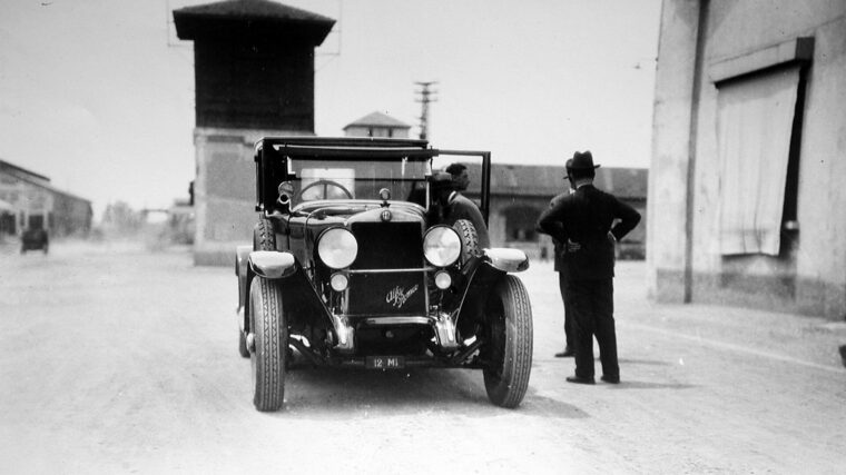 Automobile Alfa Romeo ancienne photographiée dans une usine italienne
